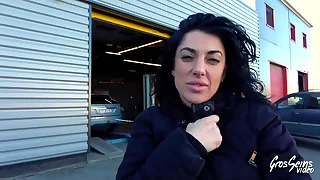 Sabrina veut une bite dans le cul et l'autre dans la chatte